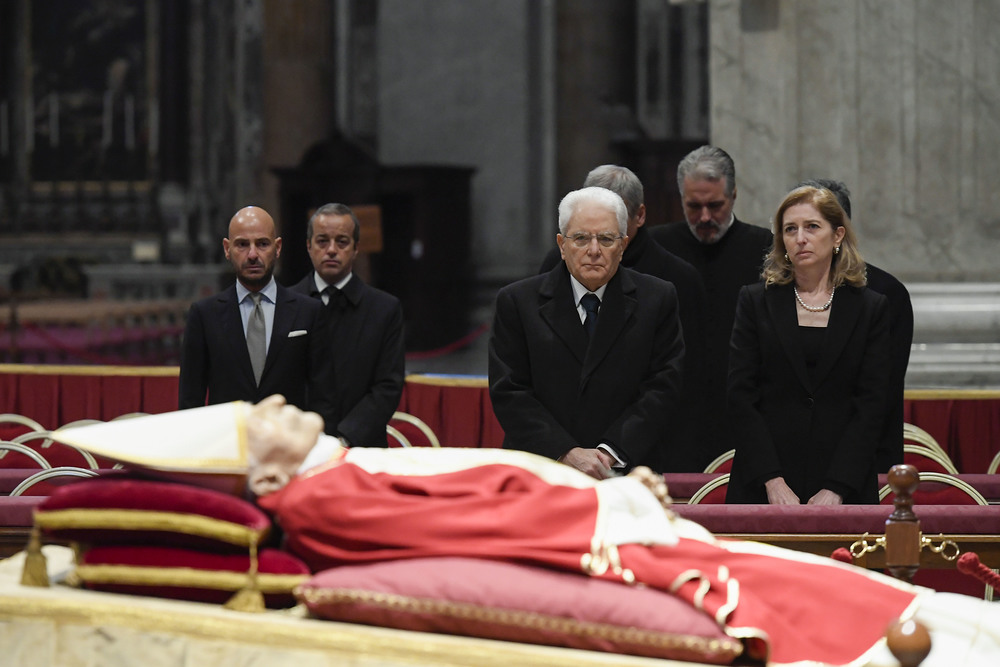 Aufgebahrter emeritierter Papst Benedikt XVI. im Petersdom / Varican Media
