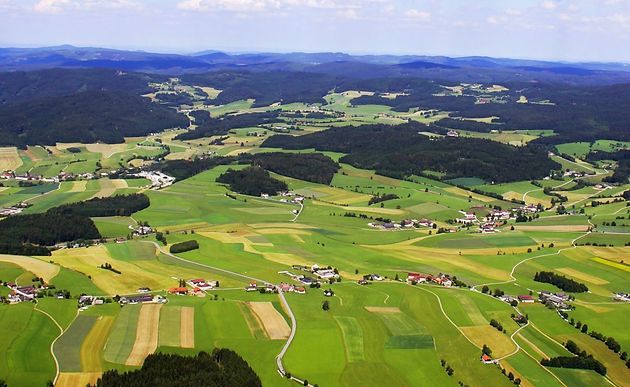 Flugaufnahme einer sch?nen Landschaft / Erwin Wodicka Landschaftsaufnahme aus einem Flugzeug. Wiesen, Felder und ?cker