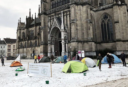 Solidaritätscamp vor dem Linzer Dom
