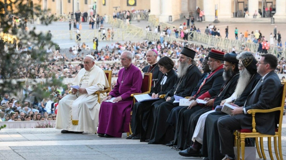 Papst Franziskus und weitere Kirchenvertreter beim Ökumenischen Abendgebet vor der Synode