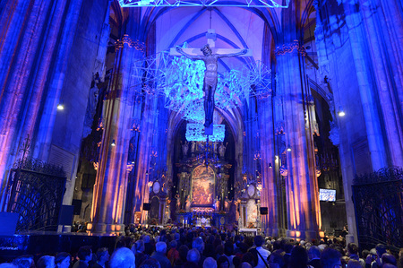 Lange Nacht der Kirchen im Stephansdom, Kunstinstallation 'Dem Himmel entgegen' von Stefan Knor; Lettner-Kreuz