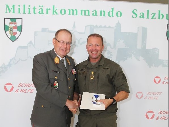Brigadier Hufler überreicht eine Auszeichnung an Militärpfarrer Weyringer (re.). / Militärkommando Salzburg