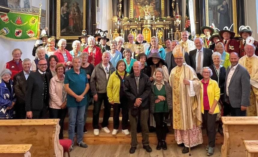 Bischof Glettler mit Pilgergruppe in Maria Waldrast / Instagram / Bischof Glettler