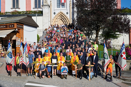 Pilgerinnen und Pilger der Polizeiwallfahrt vor der Basilika Mariazell.