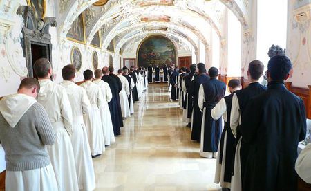 Mönche beim Tischgebet im Refektorium von Stift Heiligenkreuz / Stift Heiligenkreuz