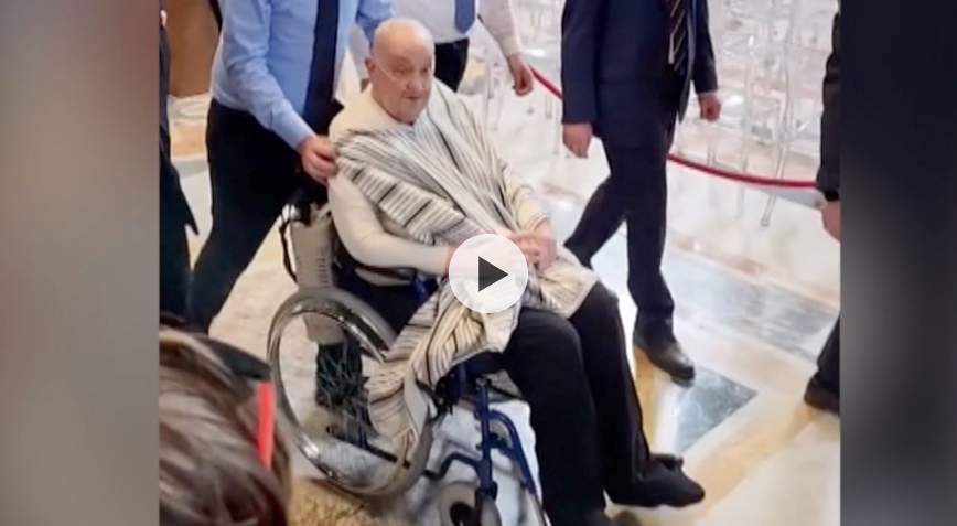 Video vom Papst im Unterhemd bringt Vatikan in Verlegenheit / bbc.com / Screenshot Video vom Papst im Unterhemd bringt Vatikan in Verlegenheit