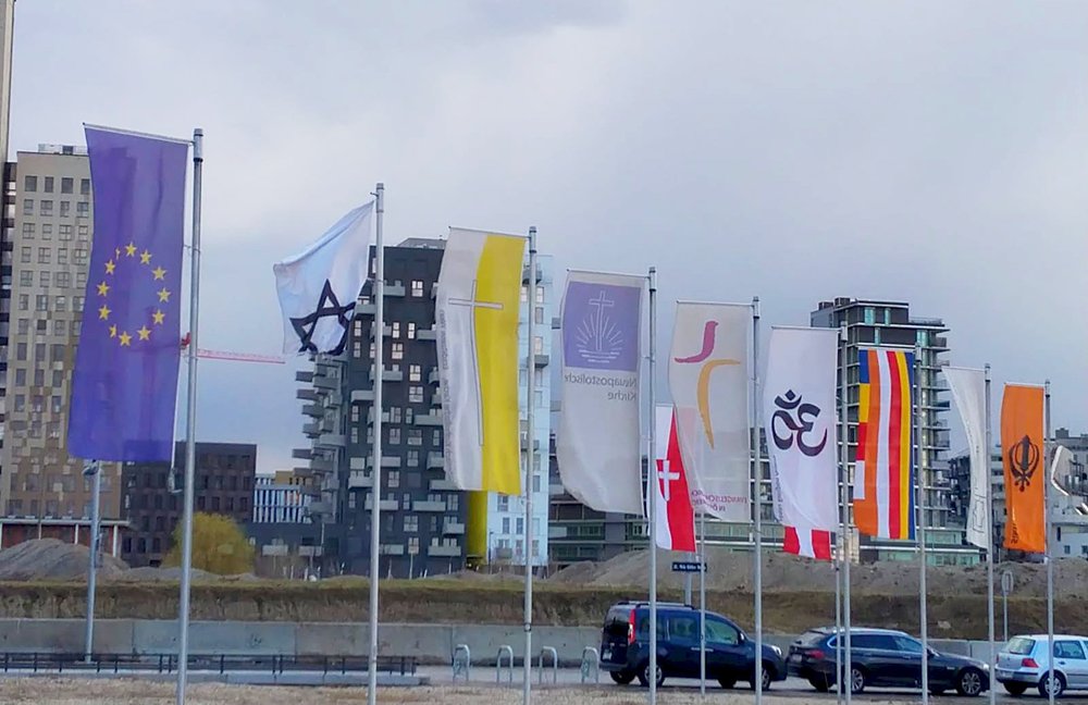 Fahnen am Baugelände des 'Campus der Religionen' nach Vandalenakt / Azucena Rios