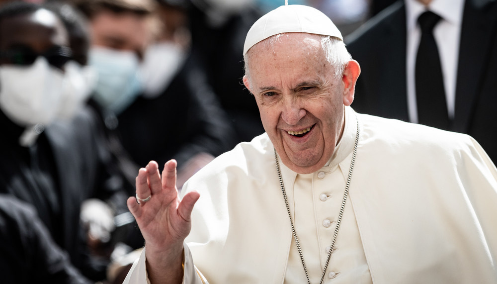 Papst Franziskus / Copyright 2021, KNA GmbH, www.kna.de, All Rights Reserved, Cristian Gennari Papst Franziskus winkt freudig während der Generalaudienz am 12. Mai 2020 im Damasushof des Apostolischen Palastes im Vatikan.