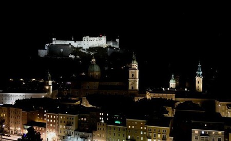 Abgeschaltete Fassadenbeleuchtungen in der Salzburger Innenstadt / Stadt Salzburg / Johannes Killer