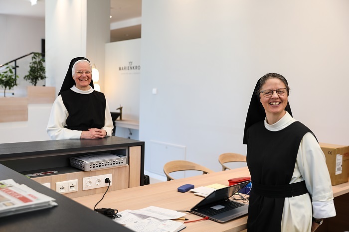 Marienkron: Äbtissin Ancilla Betting (links im Bild) besucht die Rezeption im neugestalteten Foyer. / Foto: Magdalena Schauer Marienkron: Äbtissin Ancilla Betting (links im Bild) besucht die Rezeption im neugestalteten Foyer.