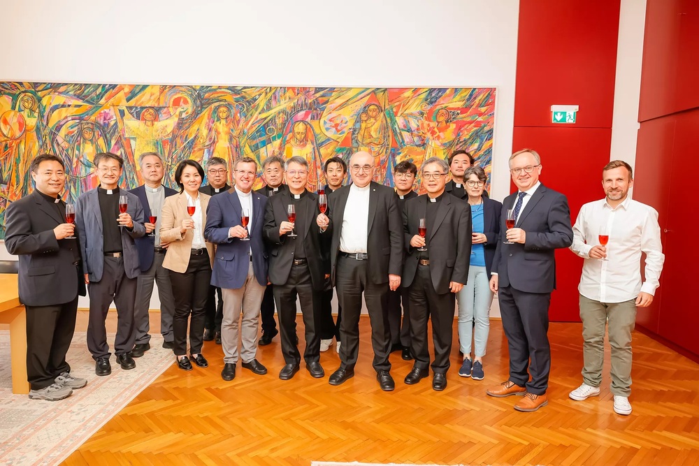 Die Bischöfe Wilhelm Krautwaschl, Linus Seong Hyo Lee und Johannes Freitag freuen sich mit VertreterInnen der Diözesanpartnerschafts-Arbeitskreise über den geschwisterlichen Erfahrungsaustausch und die gegenseitige Unterstützung in den Diözesen Masan / Neuhold Steiermark: Pfarren begehen Tag der Diözesanpartnerschaften