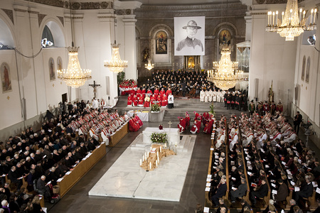 Dornbirn am 13.11.2011. In der Kirche St. Martin in Dornbirn fand am Sonntag Nachmittag die Seligsprechung von Provikar Carl Lampert statt. Aus Rom mit der Urkunde ist Kardinal Angelo Amato, Bischof Elmar Fischer uebernimmt die Seligsprechungsurkunde