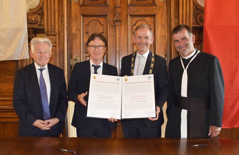 Unterzeichnung des Partnerschaftsvertrags in Mondsee / Stadt Altötting