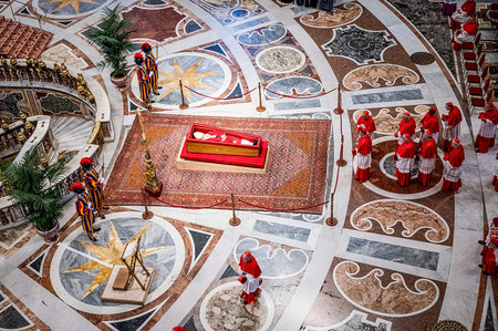 Liturgie am offenen Sarg mit dem Leichnam von Papst Franziskus am 23. April 2025 im Petersdom im Vatikan.