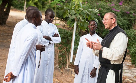 Pater Karl Wallner mit Priesterstudenten im Senegal / missio.at