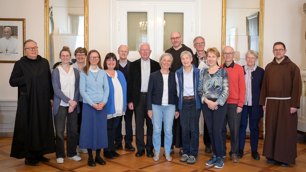 Eine Gruppe der Geistlichen Begleiterinnen und Begleiter in der Erzdiözese traf sich vor kurzem zum Austausch mit Erzbischof Franz Lackner und Seelsorgeamtsleiterin Lucia Greiner / Erzdiözese Salzburg (eds)/Hiva Naghshi Salzburg: Nachfrage nach geistlicher Begleitung steigt