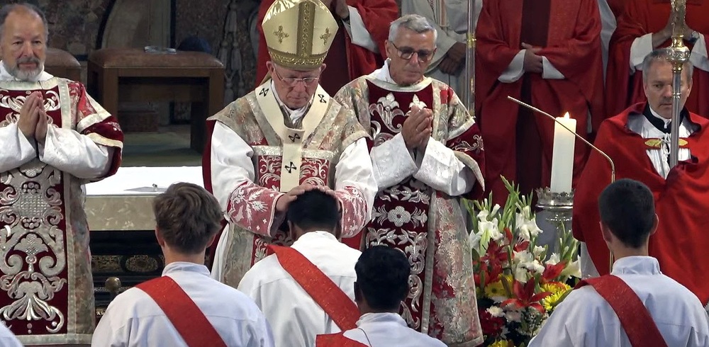 Erzbischof Lackner spendet Sakrament der Priesterweihe / Erzdiözese Salzburg Erzbischof Lackner spendet Sakrament der Priesterweihe