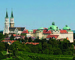 Blick auf das Stift Klosterneuburg vom Leopoldsberg.