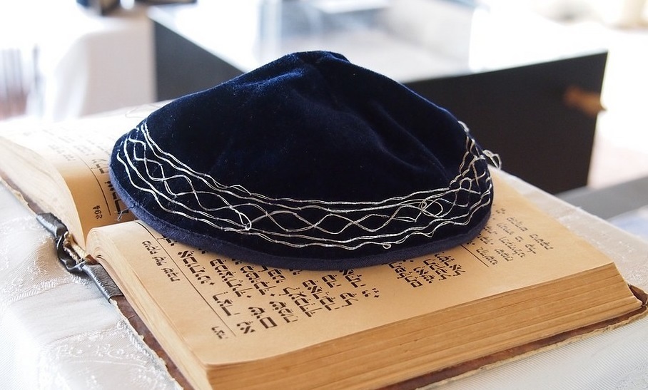 Jüdische Kippa auf einer Thora / pixabay / gemeinfrei Jüdische Kippa auf einer Thora