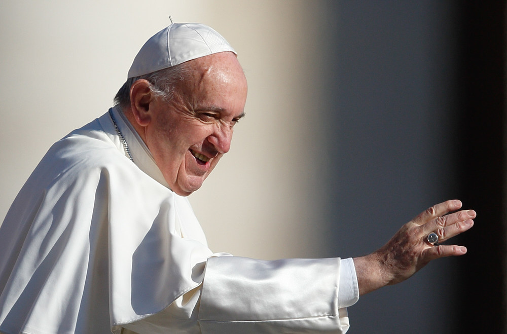 Papst Franziskus / Copyright 2017, KNA GmbH, www.kna.de, All Rights Reserved, Paul Haring Papst Franziskus winkt während der Generalaudienz auf dem Petersplatz im Vatikan am 29. März 2017.