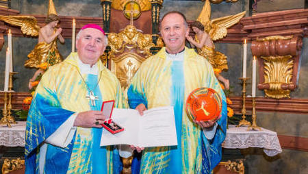 Zeljko Odobasic erhält Ehrenzeichen für die Idee de Priester-Nationalmannschaft / privat Zeljko Odobasic erhält Ehrenzeichen für die Idee de Priester-Nationalmannschaft