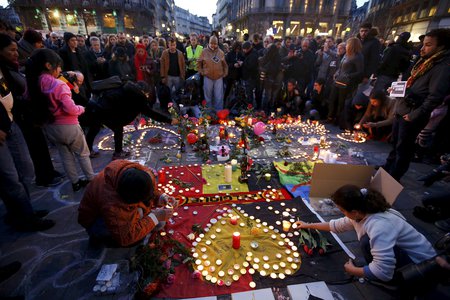 Gedenken an Terroropfer in Brüssel / Copyright 2016, KNA. Alle Rechte vorbehalten, Charles Platiau Menschen gedenken mit Blumen und Kerzen den Opfern des Terroranschlags von Brüssel am 22. März 2016. REUTERS/Charles Platiau TPX IMAGES OF THE DAY - RTSBSX8