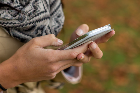 Frau schreibt SMS / Erwin Wodicka - wodicka@aon.at, Erwin Wodicka Eine junge Frau schreibt auf seinem Handy ein SMS. Kommunikation mit einem Smart phone