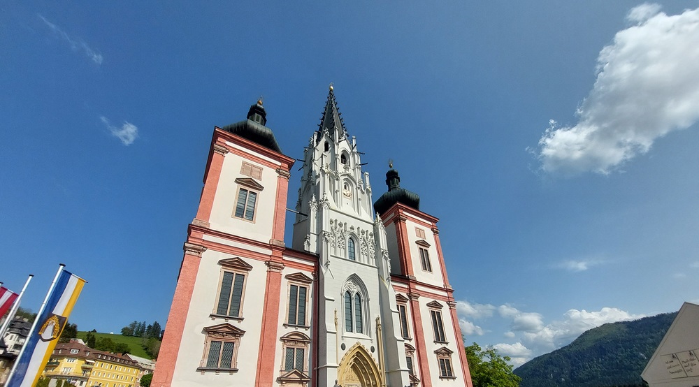 Wallfahrtsbasilika Mariazell mit Pilgern / kathpress/Pernsteiner Wallfahrtsbasilika Mariazell mit Pilgern