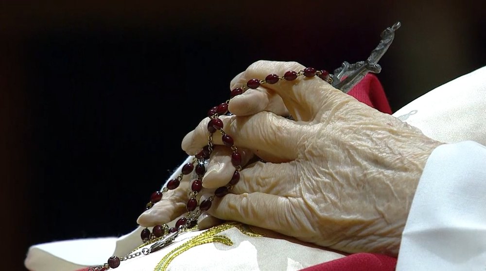 Hände des verstorbenen Benedikt XVI. nach dessen Aufbahrung / Vatican News Hände des verstorbenen Benedikt XVI. nach dessen Aufbahrung