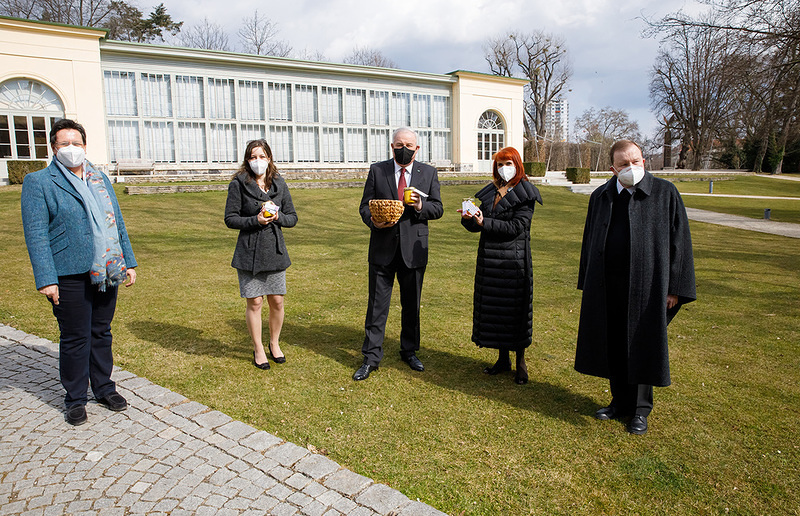 Landeshauptmann Schützenhöfer mit 'Suppe to go' / Sonntagsblatt / Neuhold Landeshauptmann Schützenhöfer mit 'Suppe to go'