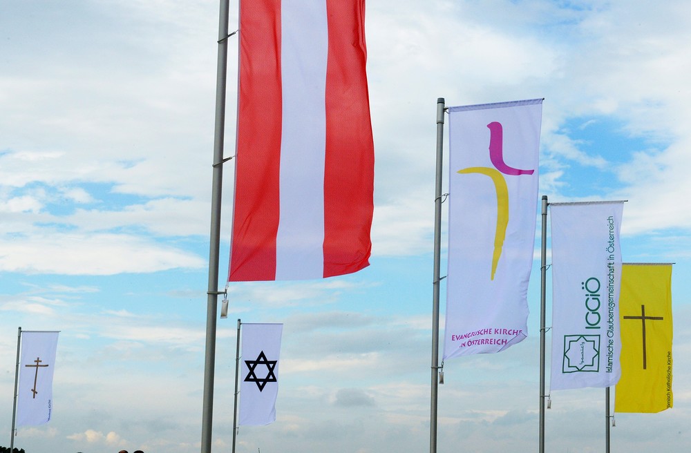 Fahnen beim Wiener 'Campus der Religionen' / kathbild.at/Rupprecht