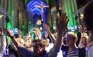 24-7 Gebet / Prayer, Stephansdom innen, bunt beleuchtet / in farbiges Licht getaucht; Lettnerkreuz