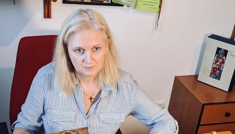Bibelwerksdirektorin Elisabeth Birnbaum stellt 27 Bücher des Neuen Testaments in kurzen Videos vor