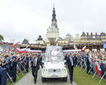 Papst Franziskus bei seiner Ankunft am Paulinerkloster Jasna Gora in Tschenstochau (Czestochowa) am 28. Juli 2016. Der Papst besucht Polen anlässlich des Weltjugendtags 2016 in Krakau. Die Zuschauer jubeln und schwenken Fahnen.