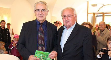 Pfarrgemeinderatsobmann Fritz Rücker (rechts) überreichte Dompfarrer Prälat Balthasar Sieberer beim Dankfest ein Geschenk der Pfarre. / EDS Pfarrgemeinderatsobmann Fritz Rücker (rechts) überreichte Dompfarrer Prälat Balthasar Sieberer beim Dankfest ein Geschenk der Pfarre.