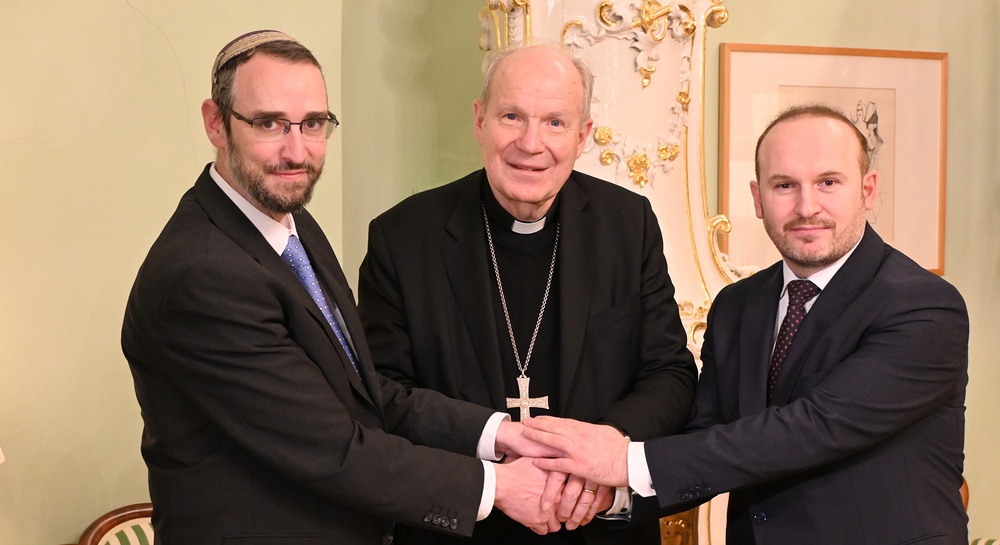v.l.: Oberrabbiner Jaron Engelmayer, Kardinal Christoph Schönborn, IGGÖ-Präs. Ümit Vural / Kathpress/Paul Wuthe Unterzeichnung der 'Wiener Erklärung: Religionen für den Frieden'