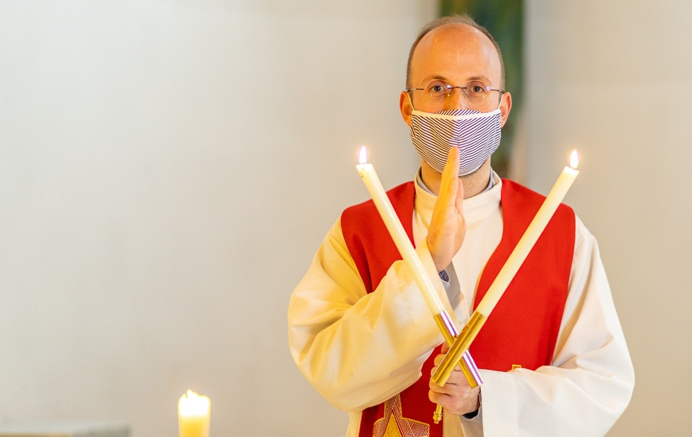 Blasiussegen / Erzdiözese Wien/ Stephan Schönlaub, Stephan Schönlaub Der Heilige Märtyrerbischof Blasius aus Sebaste in Kleinasien gehört unter den volkstümlichen Heiligen zu den 14 Nothelfern und wird bei Halskrankheiten angerufen. Seit dem 17. Jahrhundert wird den Gläubigen an seinem liturgischen Gedenktag (3. Febru