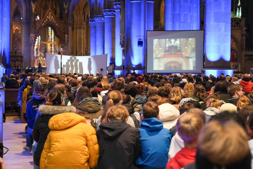 Über 1050 Firmlinge bei 'SpiriNight' im Linzer Dom / Jacquelline Gillhofer