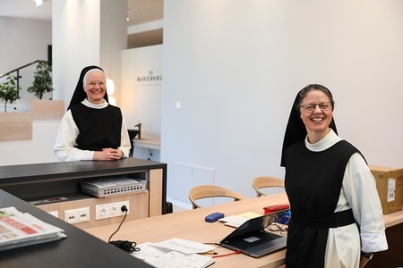 Marienkron: Äbtissin Ancilla Betting (links im Bild) besucht die Rezeption im neugestalteten Foyer. 