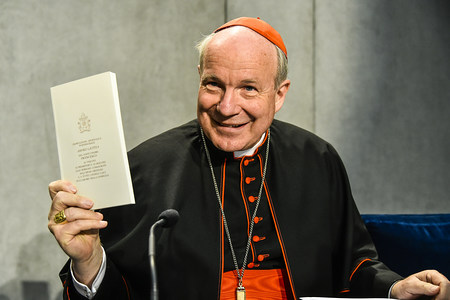 Kardinal Christoph Schönborn, Erzbischof von Wien, während der Vorstellung des nachsynodalen Schreibens von Papst Franziskus zu Ehe und Familie 'Amoris laetitia', 'Freude der Liebe', am 8. April 2016 im Vatikan. Er hält eine italienische Ausgabe des 
