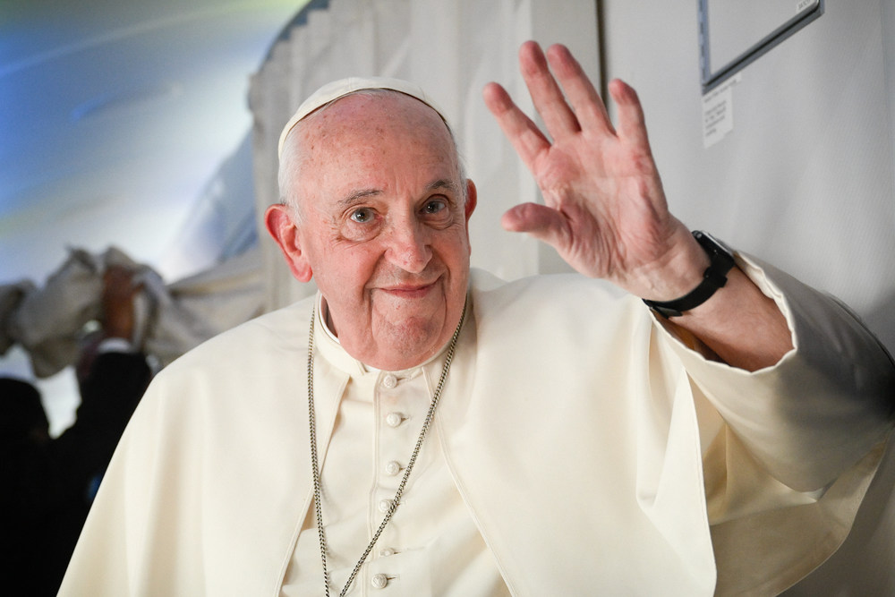 Fliegende Pressekonferenz mit Papst Franziskus / Copyright 2022, KNA GmbH, www.kna.de, All Rights Reserved, Vatican Media Papst Franziskus spricht zum Abschluss seiner Reise mit Journalisten an Bord des Flugzeugs von Awali (Bahrain) nach Rom (Italien) am 6. November 2022.