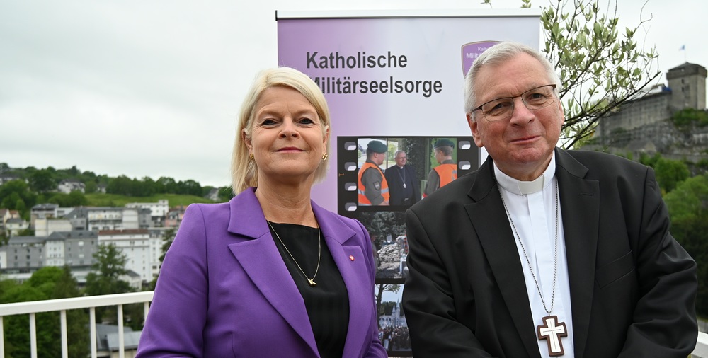 Ministerin Tanner: Militärseelsorge hat 'hohen Stellenwert' im Heer / Till Schönwälder/Kathpress Ostern: Bischof und Ministerin danken Militärangehörigen