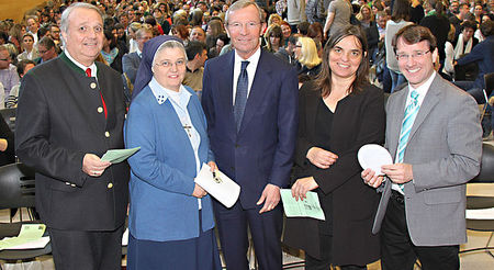 Fortbildungstag der Kath. Privatschulen in St. Ursula, v. l. n. r: Josef Rupprechter, Direktor des Katechetischen Amtes, Priorin Sr. Marina Zittera von St. Ursula, Landeshauptmann Wilfried Haslauer, Schuldirektorin Hermine Aichner und Clemens Sedmak / Erzdiözese Salzburg