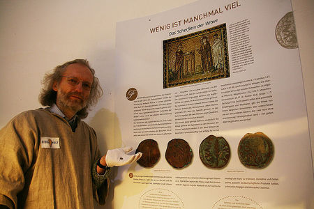 Pfarrer Heinrich Wagner informiert über die Ausstellungsstücke / eds/rb