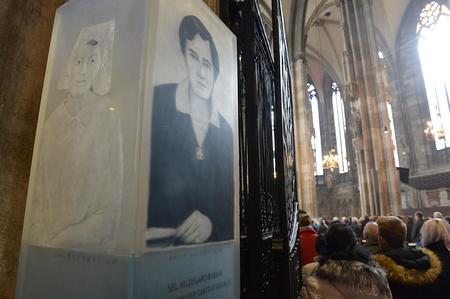 Stele der sel. Hildegard Burjan von Kurt Straznicky im Wiener Stephansdom