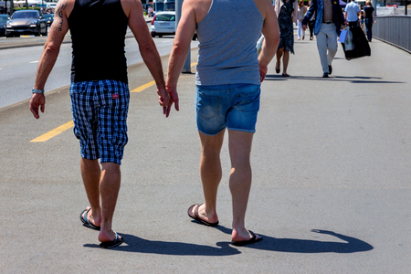 Homosexuelles Paar auf dem Bürgersteig / Erwin Wodicka - wodicka@aon.at, Erwin Wodicka Homosexuelles Paar auf dem Bürgersteig, Symbol für Gleichberechtigung, Diskriminierung, Lebensform