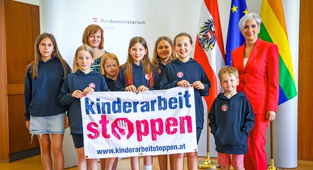 Wien: Tanzaktion im Justizministerium gegen Kinderarbeit