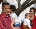 'Mehr Sicherheit als hier gibt es nicht'Die irakische Familie Al Khameesi bereitet sich im Grenzdurchgangslager Friedland auf eine Zukunft in Deutschland vor.Bild: Ebtesam Farhan und Sabah Al Khameesi mit ihren Kindern vor den Lagergebäuden.