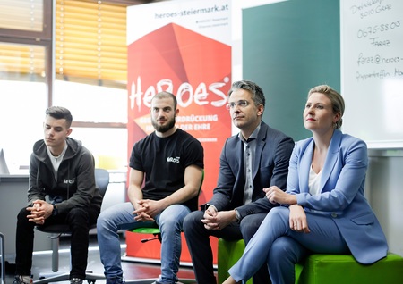 Am 10. M?rz 2020 besuchte Bundesministerin Susanne Raab (r.) im Rahmen der ?F?rdern und Fordern?-Tour den Workshop ?HEROES ? Gegen Unterdr?ckung im Namen der Ehre? in der Sportmittelschule in Graz.