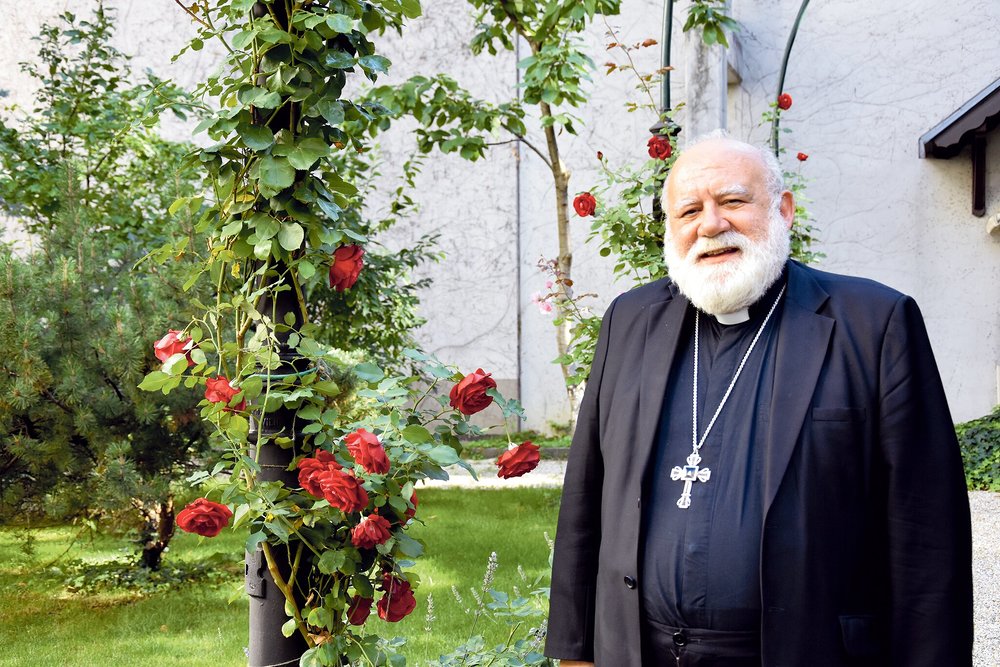 BLÜTENPRACHT Im kleinen Garten der Nuntiatur in Wien blühten noch im September die Rosen – Erzbischof López wählte dieses Fotomotiv. Er mag diesen Platz ganz besonders. / Foto: Markus A. Langer